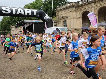 Startschuss zum Schülerlauf: Auf dem 1,6 Kilometer langen Parcours mit Start und Ziel auf dem Schlossplatz kämpfte der Läufer-Nachwuchs um die besten Plätze. Fotos: Barbara Herbst