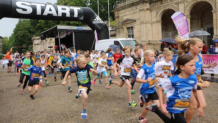 Startschuss zum Schülerlauf: Auf dem 1,6 Kilometer langen Parcours mit Start und Ziel auf dem Schlossplatz kämpfte der Läufer-Nachwuchs um die besten Plätze. Fotos: Barbara Herbst