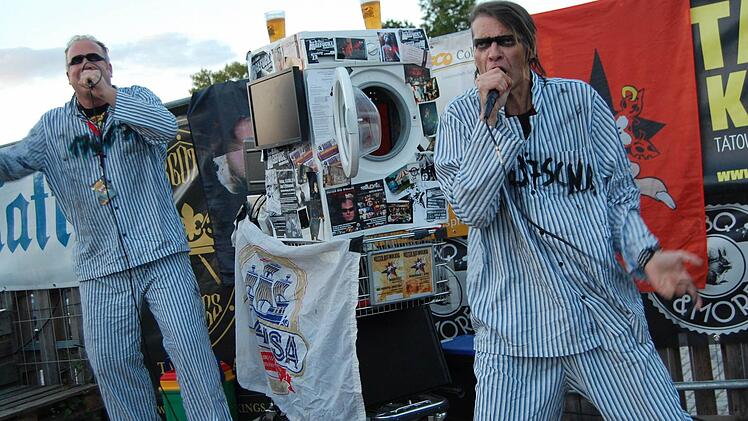 Während drinnen umgebaut wurde, spielte draußen die 86er Funpunk-Gruppe "Heiter bis Wolkig" wohldosierten Weichspülerkaraoke.