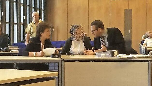 Maria S. (Mitte) wird Anstiftung zum Raub mit Todesfolge vorgeworfen. Sie hätte den Tod von Wolfgang R. leichtfertig in Kauf genommen. Foto: nel