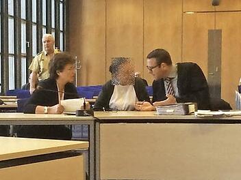 Maria S. (Mitte) wird Anstiftung zum Raub mit Todesfolge vorgeworfen. Sie hätte den Tod von Wolfgang R. leichtfertig in Kauf genommen. Foto: nel
