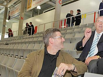 Als die Halle am 14. August 2011 eröffnet wurde, freute sich Fritz Stegner (rechts) noch über seine Sitze in der HUK-Coburg-Arena. Nun sollen alle 2300 Sitzschalen wegen Weißbruchs ausgetauscht werden. Vorne Landrat Michael Busch. Foto: CT-Archiv/Barbara Herbst