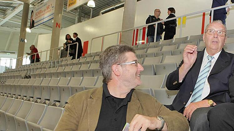 Als die Halle am 14. August 2011 eröffnet wurde, freute sich Fritz Stegner (rechts) noch über seine Sitze in der HUK-Coburg-Arena. Nun sollen alle 2300 Sitzschalen wegen Weißbruchs ausgetauscht werden. Vorne Landrat Michael Busch. Foto: CT-Archiv/Barbara Herbst