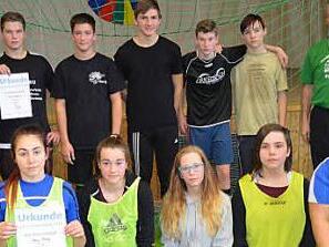 Die siegreichen Mannschaften des "Hans-Tremel-Cups", die Mädchenmannschaft "Bang Bang" (vorne knieend) und die Jungenmannschaft "Energie Kopfnuss" (dahinter stehend), rechts Hans Tremel und links Organisator Benjamin Aust Foto: Thomas Micheel