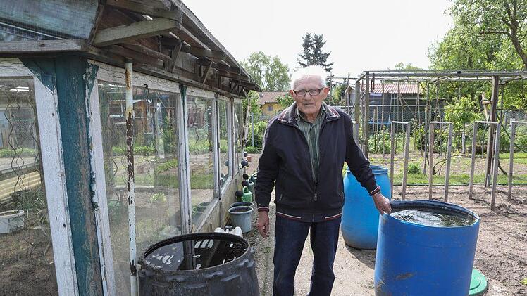 Im Fass links setzt Peter Frank Brennneselsud an. foto: Barbara Herbst