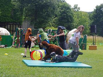 Mit T&auml;nzen und Auff&uuml;hrungen entf&uuml;hrten die Jungen und M&auml;dchen der Lebenshilfe in den Dschungel.  Foto: Heike Sch&uuml;lein