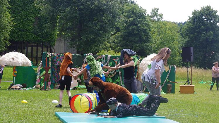 Mit T&auml;nzen und Auff&uuml;hrungen entf&uuml;hrten die Jungen und M&auml;dchen der Lebenshilfe in den Dschungel.  Foto: Heike Sch&uuml;lein