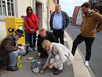Die Maßbacher Stolpersteine putzten (von links nach rechts) Klaus Bub,  Susanne Ziegler, Matthias Klement, Sabine Dittmar, Wolfgang Rützel und Felix Neunhöfer. Foto: Dieter Britz