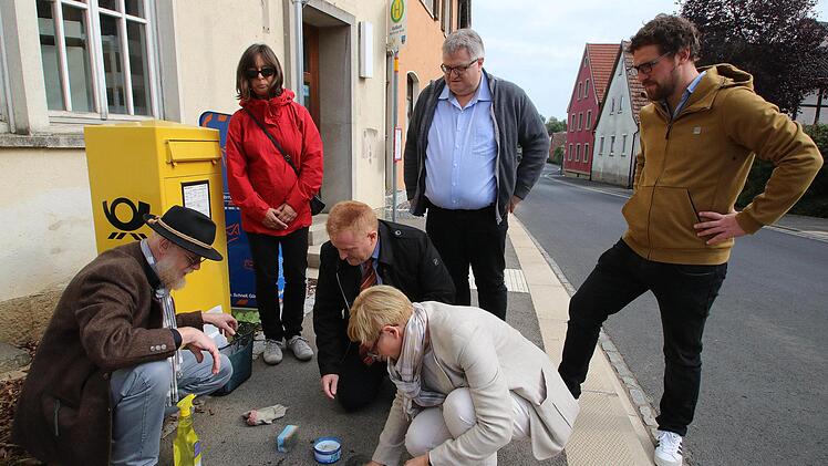 Die Maßbacher Stolpersteine putzten (von links nach rechts) Klaus Bub,  Susanne Ziegler, Matthias Klement, Sabine Dittmar, Wolfgang Rützel und Felix Neunhöfer. Foto: Dieter Britz
