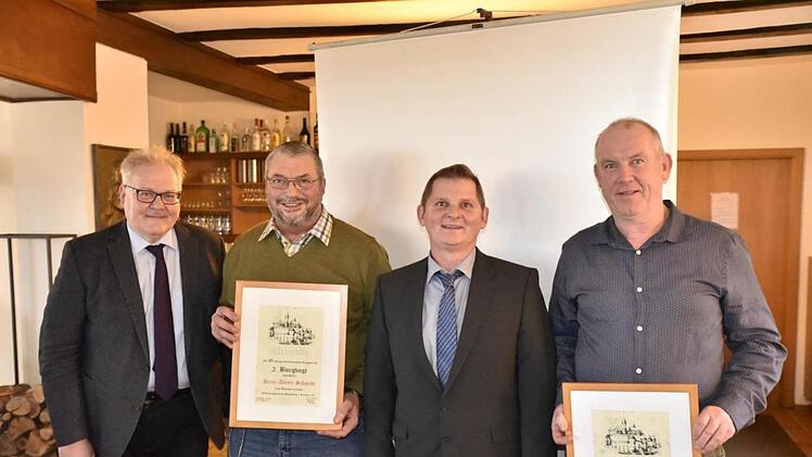 Die Schloßberggemeinde ehrte ihren Zweiten Burgvogt Heinz-Dieter Schmidt (Zweiter  von links) und Herbert Sinner (rechts) für ihre 25-jährige aktive Mitgliedschaft. Mit im Bild (von links) Bürgermeister Claus Bittenbrünn und Burgvogt Eddi Klug.Gerold Snater