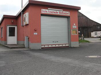 2020 erhält die Baiersdorfer Wehr ein  Tragkraftspritzenfahrzeug. Das bestehende Feuerwehrgerätehaus, das nur  einen Anhänger fasst, wird abgerissen und durch ein neues größeres an  gleicher Stelle ersetzt.  Foto: Stephan Stöckel