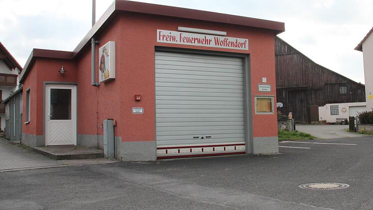 2020 erhält die Baiersdorfer Wehr ein  Tragkraftspritzenfahrzeug. Das bestehende Feuerwehrgerätehaus, das nur  einen Anhänger fasst, wird abgerissen und durch ein neues größeres an  gleicher Stelle ersetzt.  Foto: Stephan Stöckel