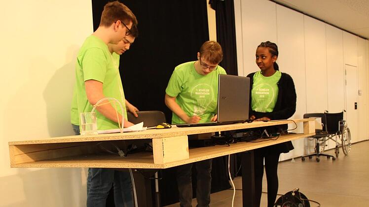 Lego in der Schule? Wer an viele bunte Bausteine denkt, ist am Höchstadter Gymnasium falsch. Aus dem speziellen Lego-Mindstorms-System hat die Projektgruppe viele erstaunliche Dinge gebastelt: Einen intelligent höhenverstellbaren Schreibtisch, einen knuffigen Roboter  oder einen smarten Einkaufswagen.  Foto: Katarina Amtmann