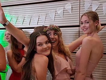 Mit Spannung warteten die Abiturienten auf die Zeugnisvergabe. Fotos: Carmen Schwind