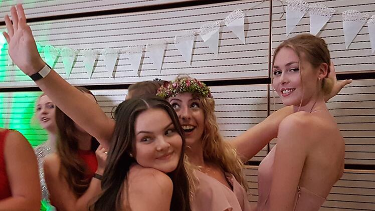 Mit Spannung warteten die Abiturienten auf die Zeugnisvergabe. Fotos: Carmen Schwind