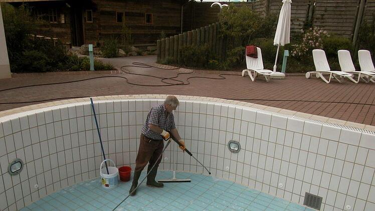 Das Schwimmbecken zur Sauna