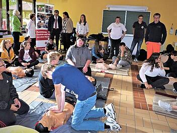 Die Schüler durften die fachgerechte Reanimation an den Übungs-Puppen ausprobieren.  Foto: Werner Reißaus