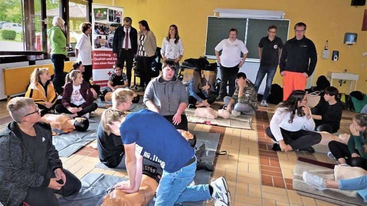 Die Schüler durften die fachgerechte Reanimation an den Übungs-Puppen ausprobieren.  Foto: Werner Reißaus