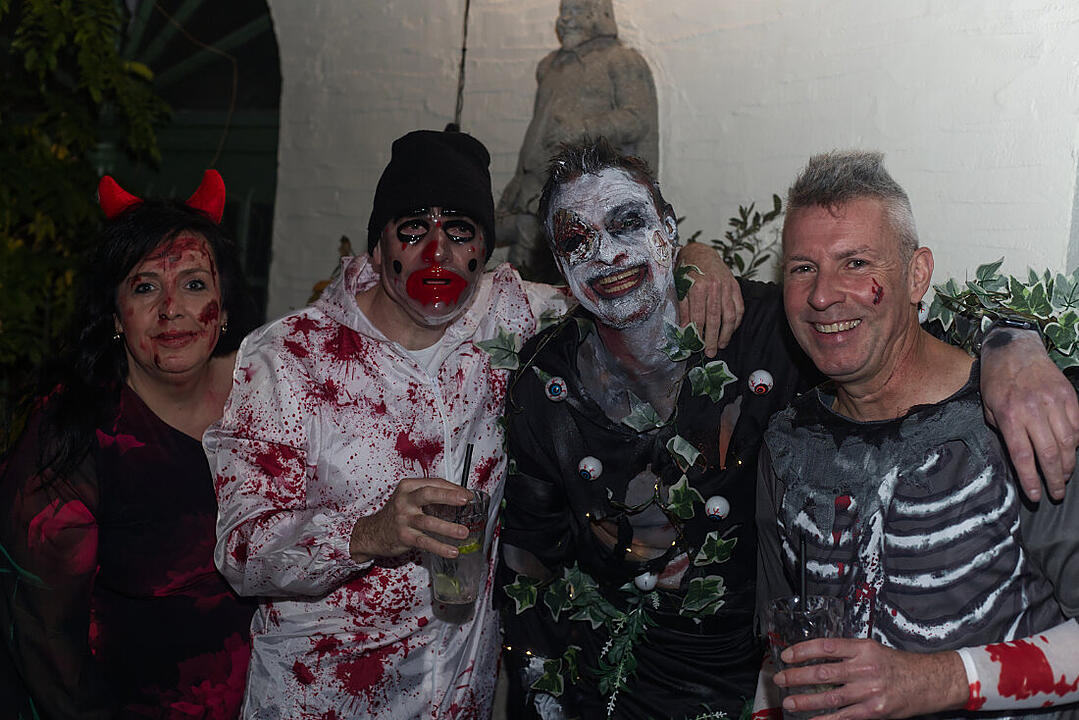 ME & MY (ZOMBIE) GIRLS HALLOWEEN