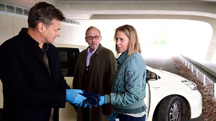 Harald Neuhauser (Marcus Mittermeier, links), Ludwig Schaller (Alexander Held) und Angelika Flierl (Bernadette Heerwagen) gelten als Loser-Kommissare. Den Fall treiben sie dennoch voran ...