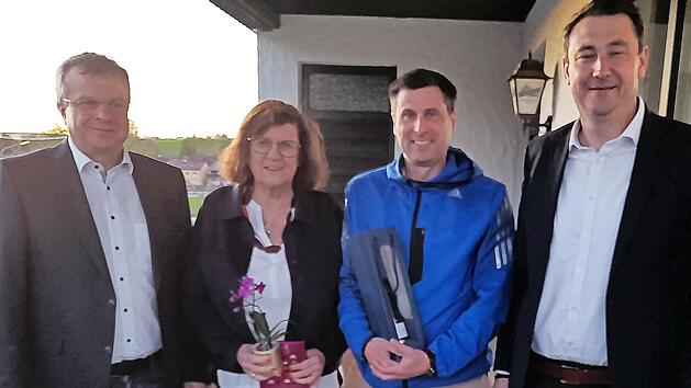Das Bild zeigt Vorsitzenden Daniel Schramm mit den ausscheidenden Gemeinder&auml;ten Margret Schoberth und Marc Hartenberger sowie B&uuml;rgermeister Martin D&ouml;ring