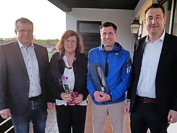 Das Bild zeigt Vorsitzenden Daniel Schramm mit den ausscheidenden Gemeinder&auml;ten Margret Schoberth und Marc Hartenberger sowie B&uuml;rgermeister Martin D&ouml;ring