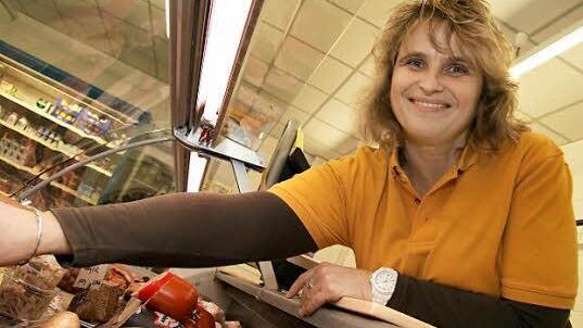 Brigitte Köhler bedient an der Wursttheke.