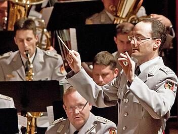 Unter Leitung von Oberstleutnant Burkard Zenglein gab das Heeresmusikkorps Veitshöchheim ein Benefizkonzert im Coburger Kongresshaus.Fotos: Jochen Berger
