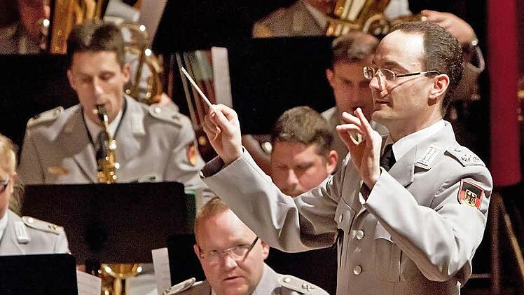 Unter Leitung von Oberstleutnant Burkard Zenglein gab das Heeresmusikkorps Veitshöchheim ein Benefizkonzert im Coburger Kongresshaus.Fotos: Jochen Berger