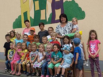 Diana Schmitt im Kreise ihrer Kindergartenkinder. Foto: Stefan Geiger