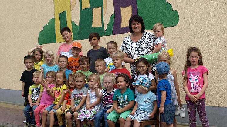 Diana Schmitt im Kreise ihrer Kindergartenkinder. Foto: Stefan Geiger