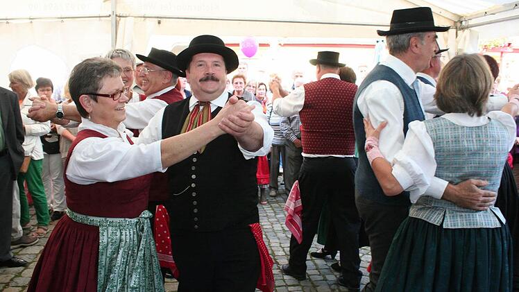 Der Volkstanzkreis Steigerwald kam mit seinen fränkischen Tänzen gut an.