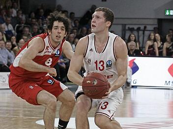 Janis Strelnieks (r.) ist am Italiener Amedeo Della Valle vorbeigezogen und steigt zum Wurf hoch. Fotos: sportpress