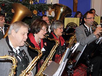 In starker Besetzung spielte die Musikkapelle Höfles-Vogtendorf beim Jahreskonzert unter der Leitung von Jürgen Fischer.  Foto: Michael Wunder