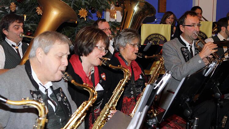 In starker Besetzung spielte die Musikkapelle Höfles-Vogtendorf beim Jahreskonzert unter der Leitung von Jürgen Fischer.  Foto: Michael Wunder