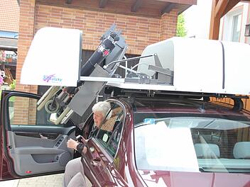 Erika Limmers Rollstuhl wird von einem Elektroantrieb in der Dachbox ihres Autos verstaut.  Foto: Friedwald Schedel