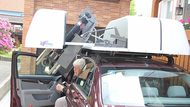 Erika Limmers Rollstuhl wird von einem Elektroantrieb in der Dachbox ihres Autos verstaut.  Foto: Friedwald Schedel
