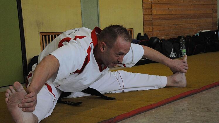 Der Rannunger Trainer Holger Volz beim Aufwärm-Training. Foto: Hopf