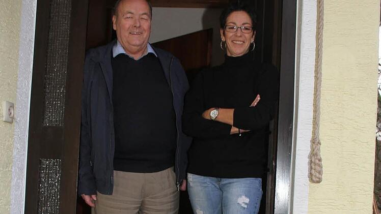 Manfred (76) Gorski und seine Tochter Carolin (46) haben in den letzten Jahren nicht mehr "Lindenstraße" geschaut, aber sie erinnern sich noch an Mutter Beimer. Foto: Sonja Adam