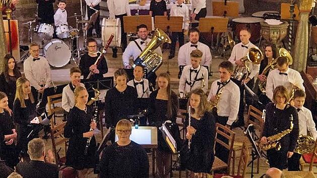 Das Sch&uuml;ler- und Jugendorchester K&uuml;ps bei seinem Auftritt in der Schm&ouml;lzer Kirche Foto: privat