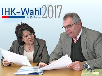 Stellvertretende IHK-Hauptgeschäftsführerin Gabriele Hohenner und der Vorsitzende des Gremiums Kulmbach, IHK-Vizepräsident Michael Möschel, sichten die Unterlagen für die Wahl 2017. Vor allem über eine hohe Beteiligung würden sie sich freuen. Foto: Peter Müller/Grafik: Dagmar Klumb