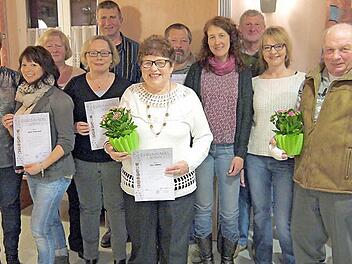 Ehrungen gab es bei der Hauptversammlung des Oberbrunner Gartenbauvereins. Im Bild (von links) Birgit Meixner, Anja Spaderna, Gabriele Göppner, Monika Hagel, Hermann Schindelmann, Elly Endres, Bernhard Endres, Christine Hagel, Konrad Böh, Eveline Zeis und Siegfried Sünkel  Foto: Berthold Köhler