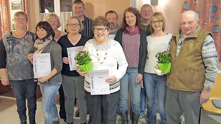 Ehrungen gab es bei der Hauptversammlung des Oberbrunner Gartenbauvereins. Im Bild (von links) Birgit Meixner, Anja Spaderna, Gabriele Göppner, Monika Hagel, Hermann Schindelmann, Elly Endres, Bernhard Endres, Christine Hagel, Konrad Böh, Eveline Zeis und Siegfried Sünkel  Foto: Berthold Köhler