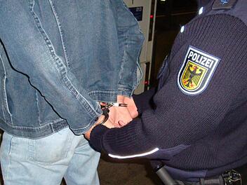 Bei einer Fahrzeugkontrolle bei Erlangen konnte die Polizei einen gesuchten Trickbetr&uuml;ger festnehmen. Symbolbild: Bundespolizei/Archiv