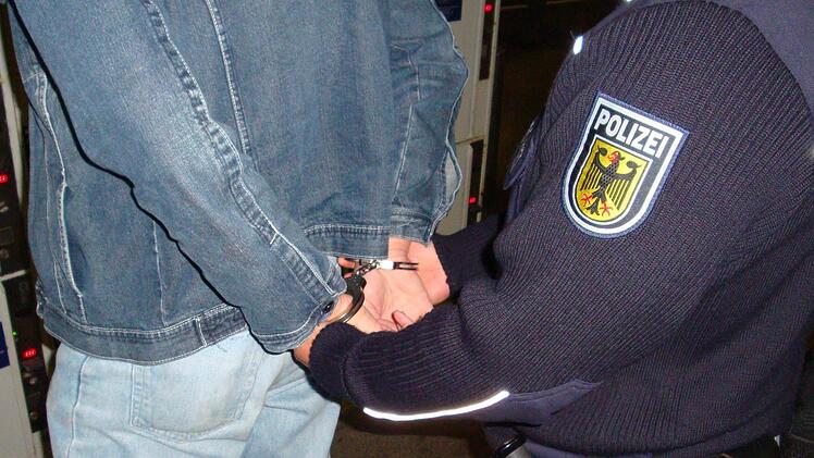Bei einer Fahrzeugkontrolle bei Erlangen konnte die Polizei einen gesuchten Trickbetr&uuml;ger festnehmen. Symbolbild: Bundespolizei/Archiv