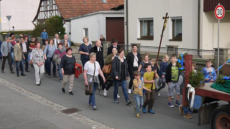 In Gleußen standen viele Menschen an der Straße, um die Ankunft der neuen Glocken für die evangelische Kirchengemeinde  live mitzuerleben. Nach Pfingsten wird das neue Geläut erstmals zu hören sein.Berthold Köhler
