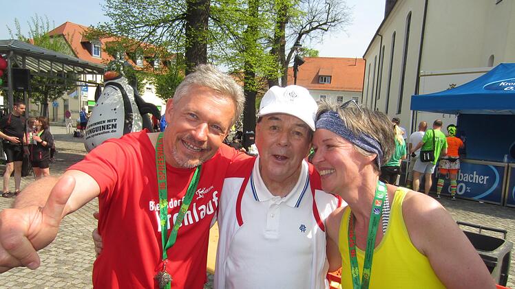 Krenlauf-Organisator Klaus Novak (li.) mit Ost-Fernseh-Legende Gerhard Adolph, der in Lübbenau moderierte, sowie Frau Susanne.