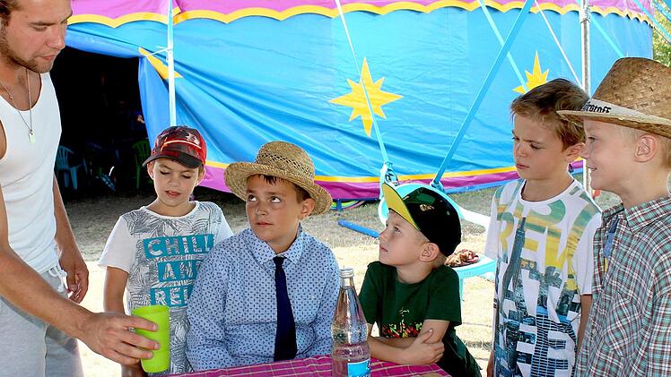 Tipps und Tricks von den Profis: Manoel Lauenburger (links) und sein kleiner Bruder Marvin (2. von rechts) erklären (weiter von links) Fabian, Pascal, Luis sowie (rechts) Toni die Clown-Nummer.
