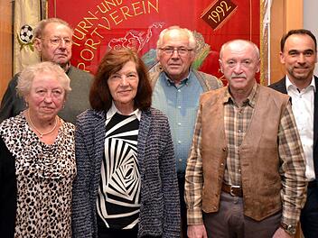 Vereinsvorsitzender Holger Schmitt gratulierte und dankte den Ausgezeichneten für ihre 50-jährige Vereinstreue(von links): Toni Schmitt, Horst Keßler, Elfriede Hein, Rudolf Hein, Edmund Zabranski und Vorsitzender Holger Schmitt. Foto: Peter Rauch