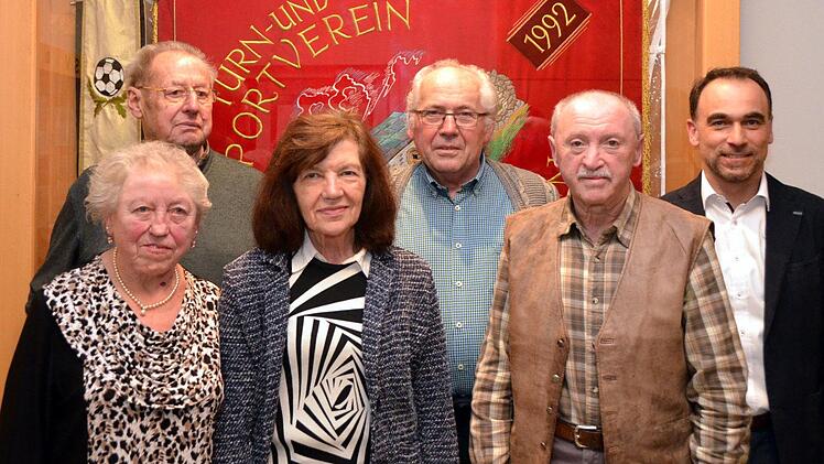 Vereinsvorsitzender Holger Schmitt gratulierte und dankte den Ausgezeichneten für ihre 50-jährige Vereinstreue(von links): Toni Schmitt, Horst Keßler, Elfriede Hein, Rudolf Hein, Edmund Zabranski und Vorsitzender Holger Schmitt. Foto: Peter Rauch
